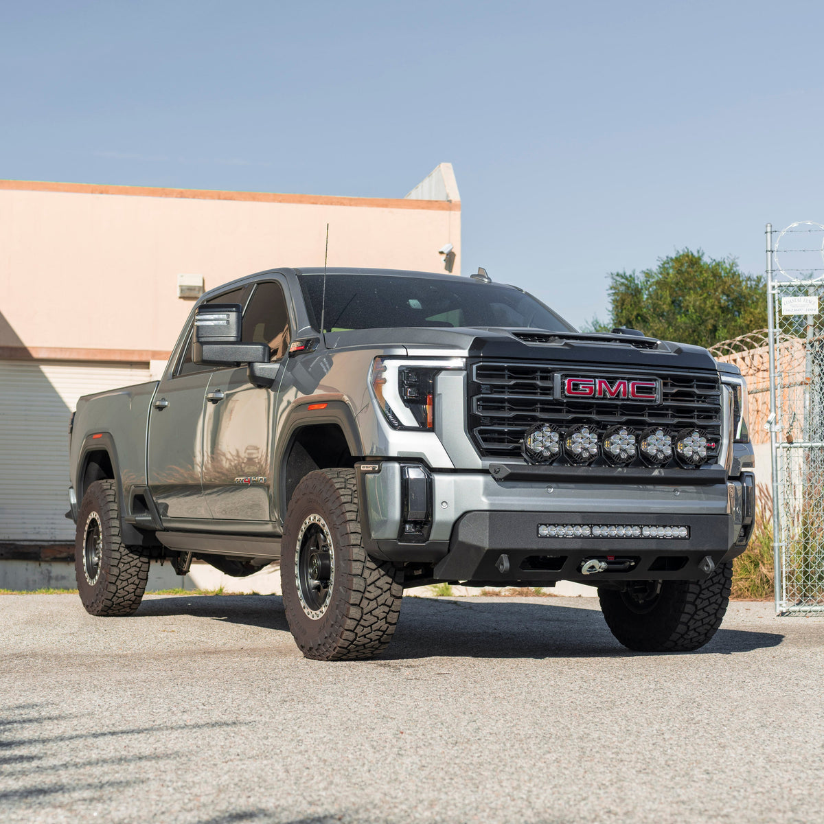 Chassis Unlimited 2020-Current GMC/Chevy HD Chase Light Mount – Front Curved Pod / Light Nerf Bar