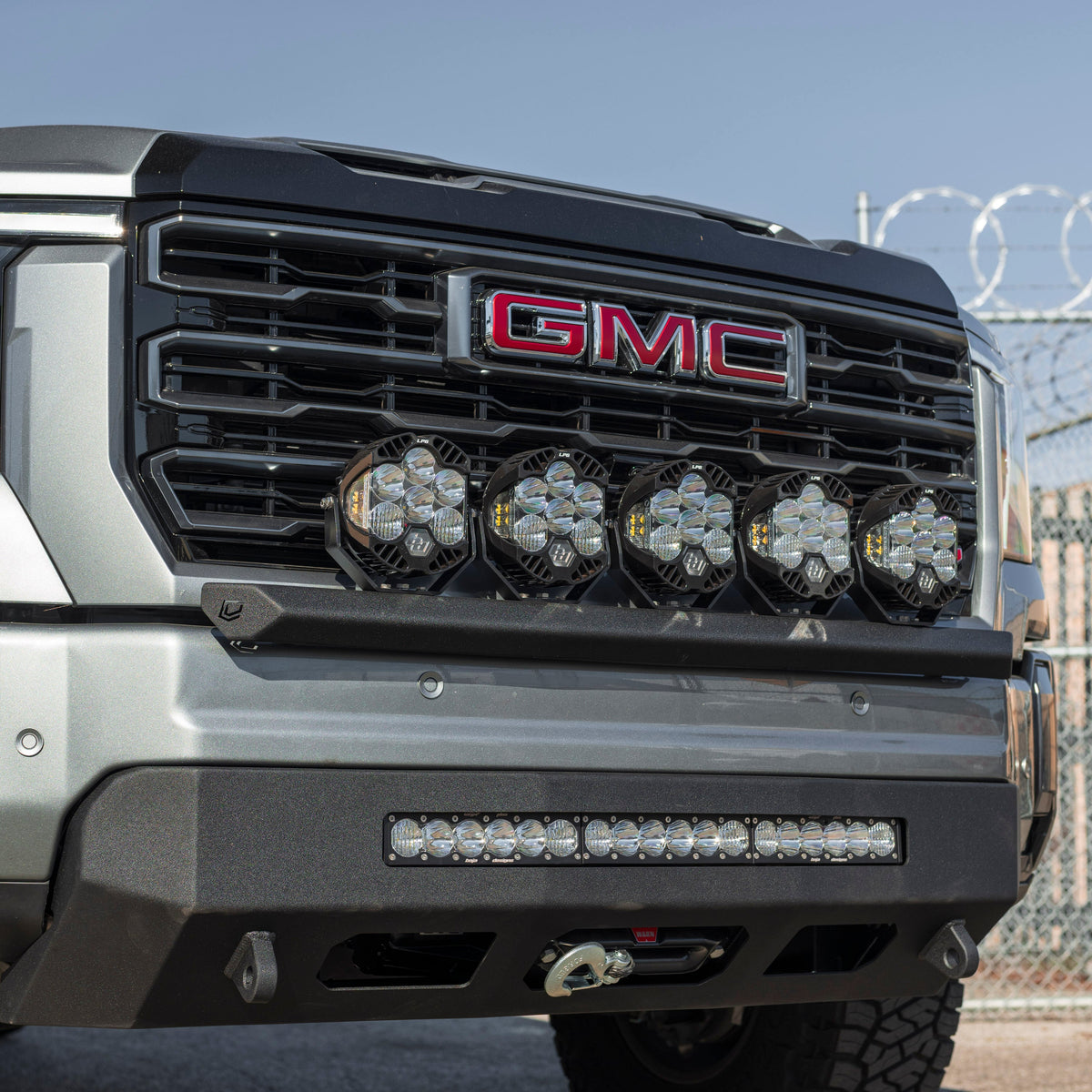 Chassis Unlimited 2020-Current GMC/Chevy HD Chase Light Mount – Front Curved Pod / Light Nerf Bar